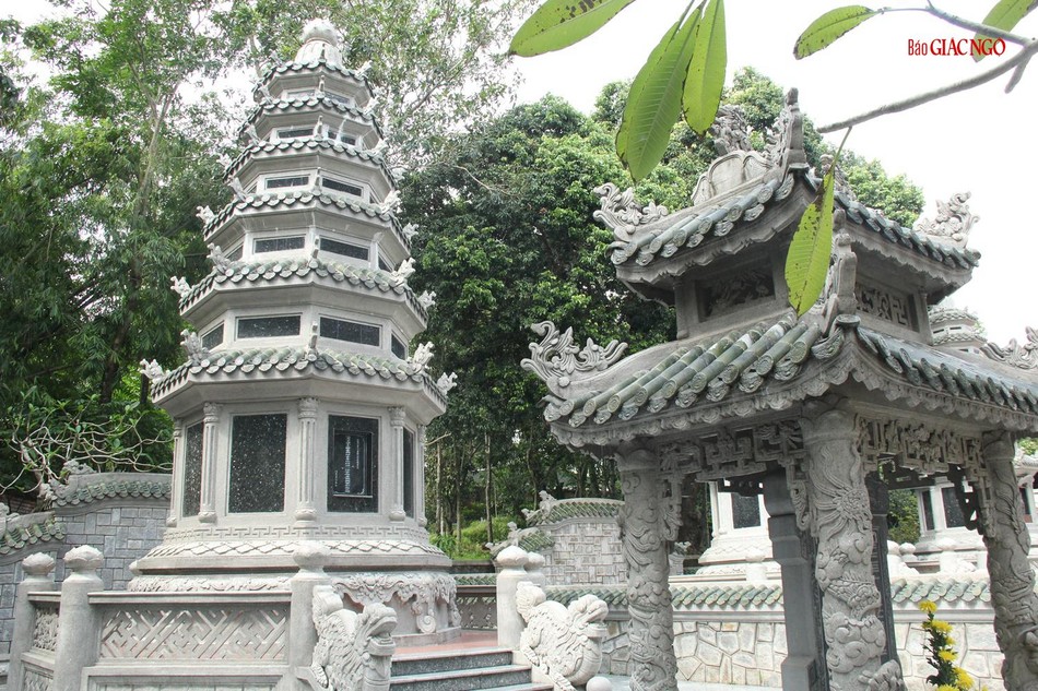 Bảo tháp Trưởng lão Hòa thượng Thích Chơn Thiện trong khuôn viên tổ đình Tường Vân