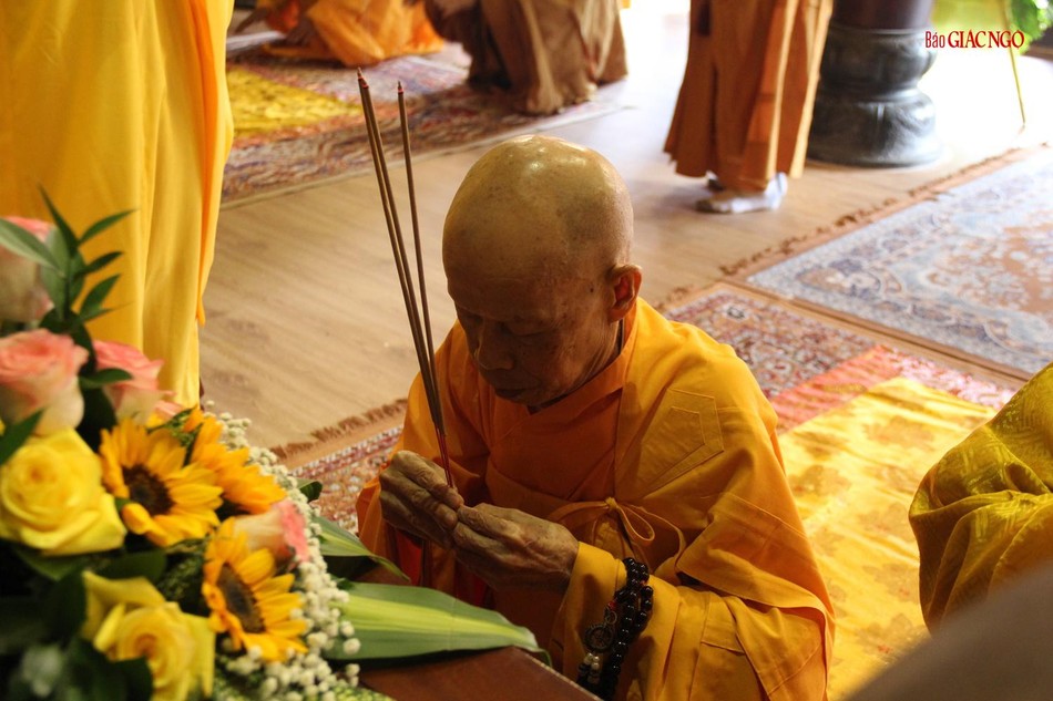 Hòa thượng Thích Chơn Tế niêm hương tưởng niệm