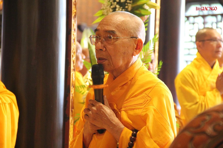 Hòa thượng Thích Quang Nhuận cử hành lễ cúng ngọ