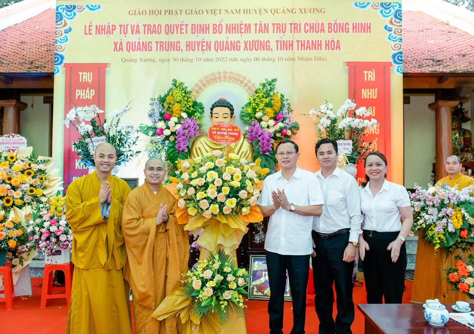 Đại diện lãnh đạo xã Quảng Trung tặng hoa chúc mừng Đại diện lãnh đạo xã Quảng Trung tặng hoa chúc mừng