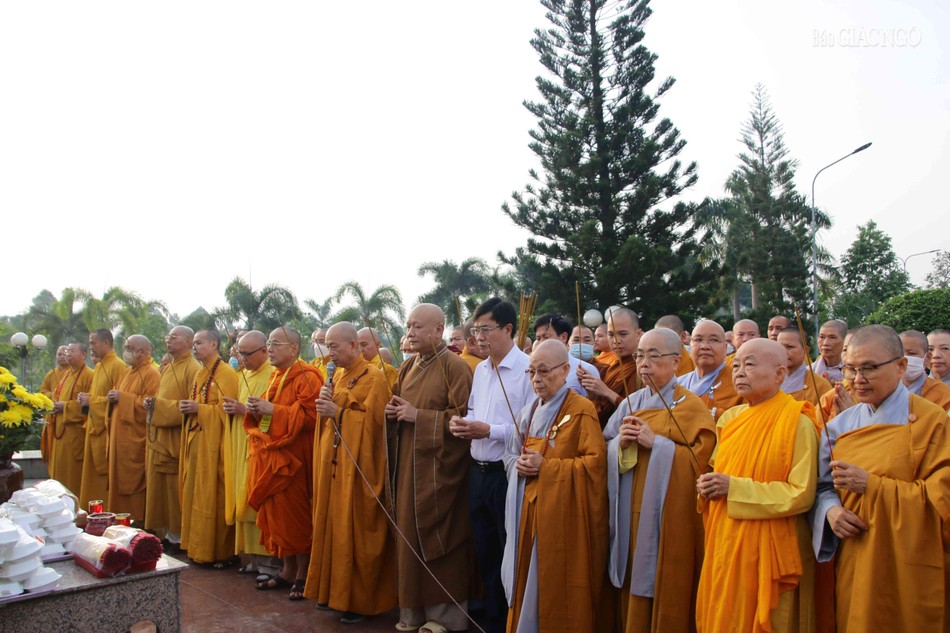 Thành kính dâng hương tưởng niệm