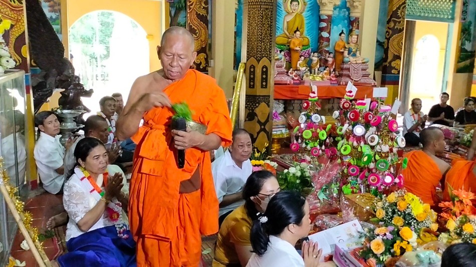 Hòa thượng Thạch Sok Xane rưới nước chúc phúc lành đến đại chúng Hòa thượng Thạch Sok Xane rưới nước chúc phúc lành đến đại chúng