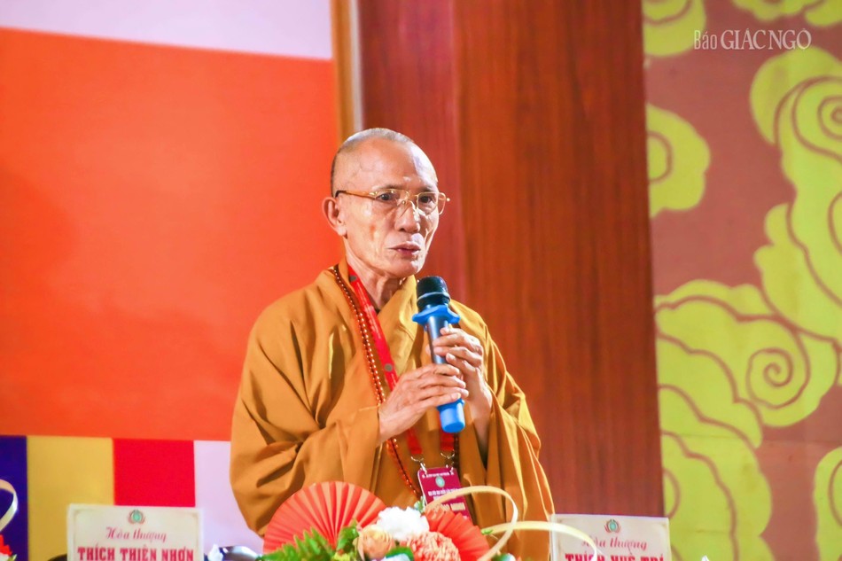 Hòa thượng Thích Huệ Trí lấy ý kiến biểu quyết của đại biểu Hòa thượng Thích Huệ Trí lấy ý kiến biểu quyết của đại biểu
