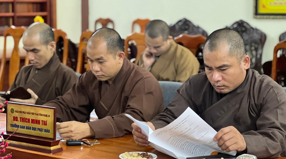 Chư Tăng tham dự phiên họp Chư Tăng tham dự phiên họp