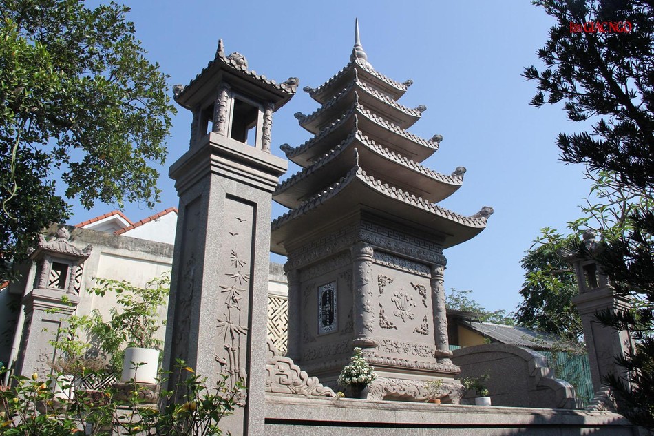 Bảo tháp lưu lưu giữ một phần xá-lợi ngài sau chùa Từ Đàm Bảo tháp lưu lưu giữ một phần xá-lợi ngài sau chùa Từ Đàm