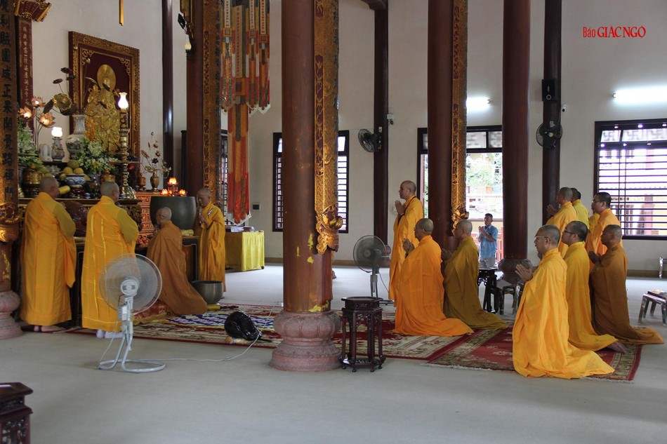 Lễ cúng ngọ tại chánh điện tổ đình Từ Đàm Lễ cúng ngọ tại chánh điện tổ đình Từ Đàm