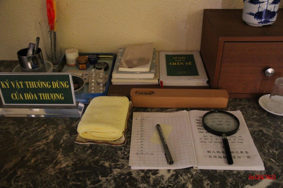 Góc làm việc và các kỷ vật hàng ngày Hòa thượng thường dùng Góc làm việc và các kỷ vật hàng ngày Hòa thượng thường dùng