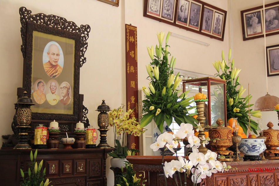 Hương án chư vị Trưởng lão Hòa thượng được tôn trí tại hậu đường tổ đình chùa Từ Đàm Hương án chư vị Trưởng lão Hòa thượng được tôn trí tại hậu đường tổ đình chùa Từ Đàm