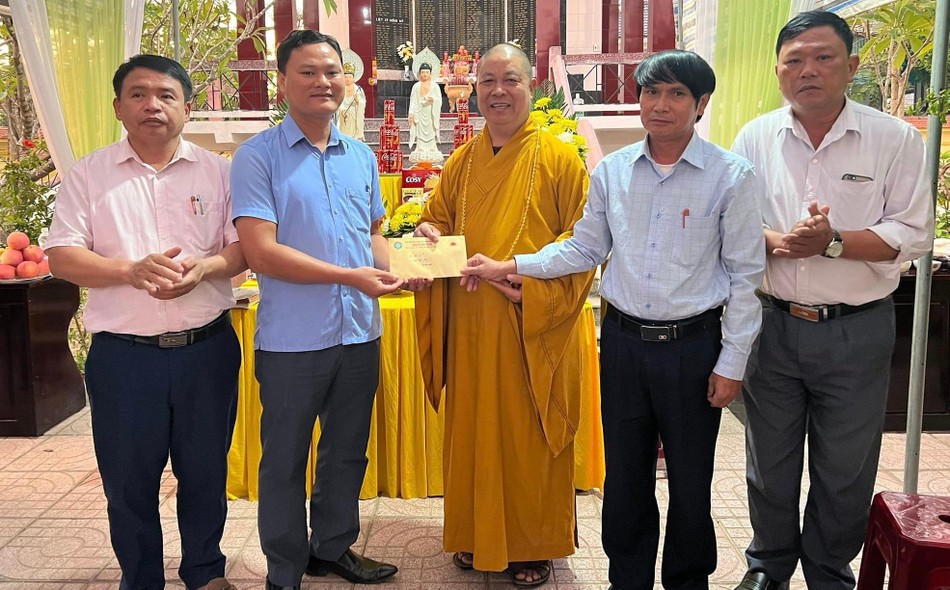 Thượng tọa Thích Thọ Lạc trao tiền hỗ trợ địa phương Thượng tọa Thích Thọ Lạc trao tiền hỗ trợ địa phương
