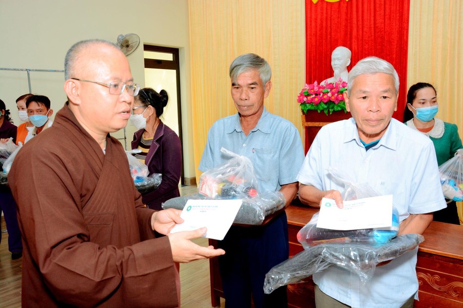 Trao quà đến người dân gặp khó khăn tại huyện Hòa Vang, TP.Đà Nẵng Trao quà đến người dân gặp khó khăn tại huyện Hòa Vang, TP.Đà Nẵng