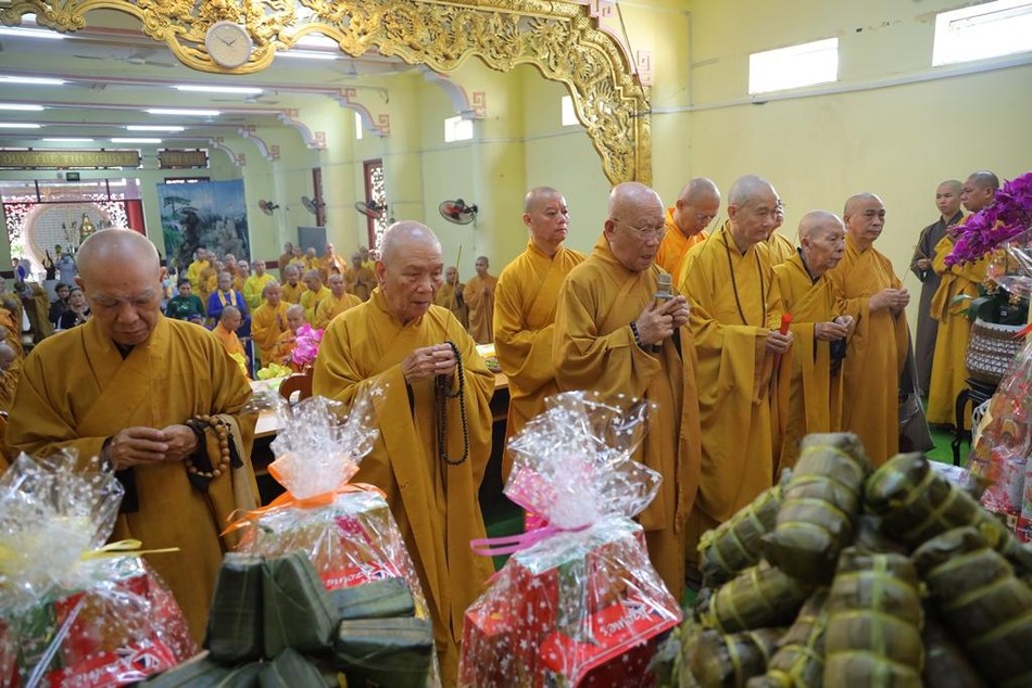 Chư tôn đức lãnh đạo Giáo hội thắp hương tưởng niệm cố Hòa thượng Thích Từ Hạnh