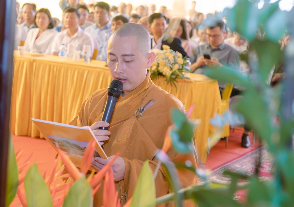 Đại đức Thích Nguyên Sáng dâng lời phát nguyện