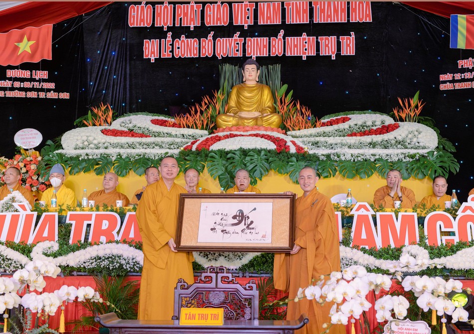 Thượng tọa Thích Tâm Đức tặng quà đến Đại đức tân trụ trì