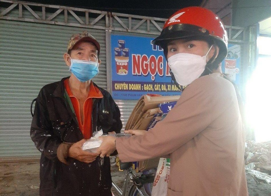 Chia sẻ bữa ăn với bà con vô gia cư Chia sẻ bữa ăn với bà con vô gia cư