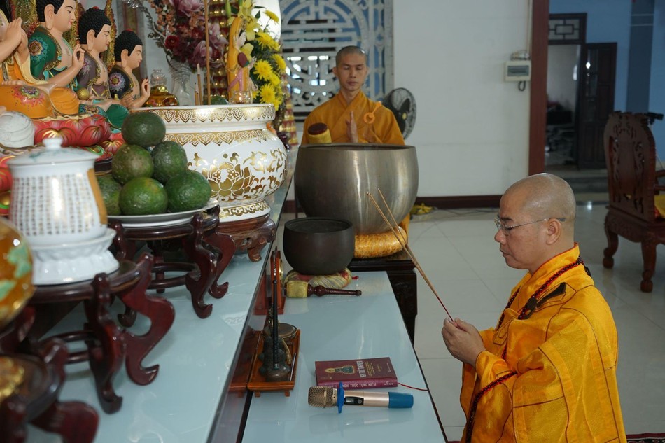 Niêm hương bạch Phật Niêm hương bạch Phật