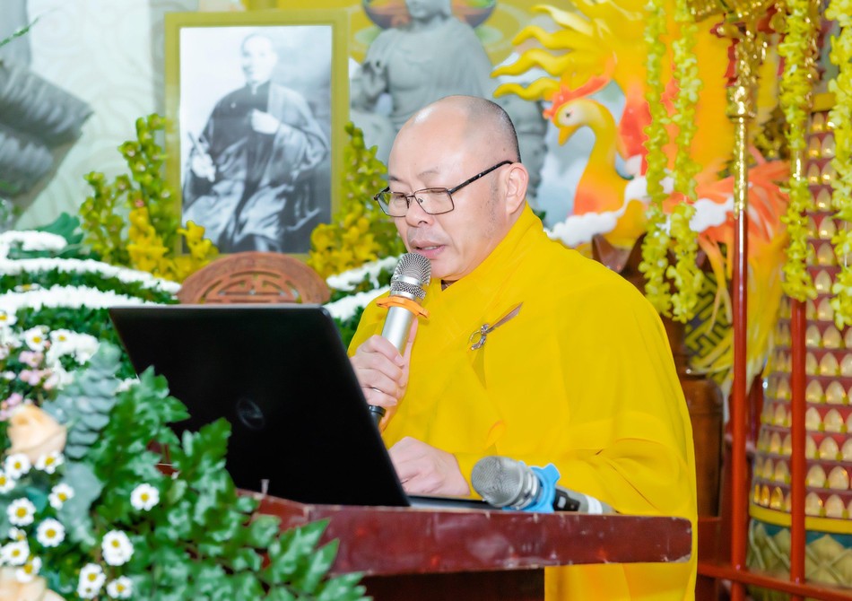 Thượng tọa Thích Tâm Định cung tuyên tiểu sử Đức Phật hoàng Trần Nhân Tông Thượng tọa Thích Tâm Định cung tuyên tiểu sử Đức Phật hoàng Trần Nhân Tông