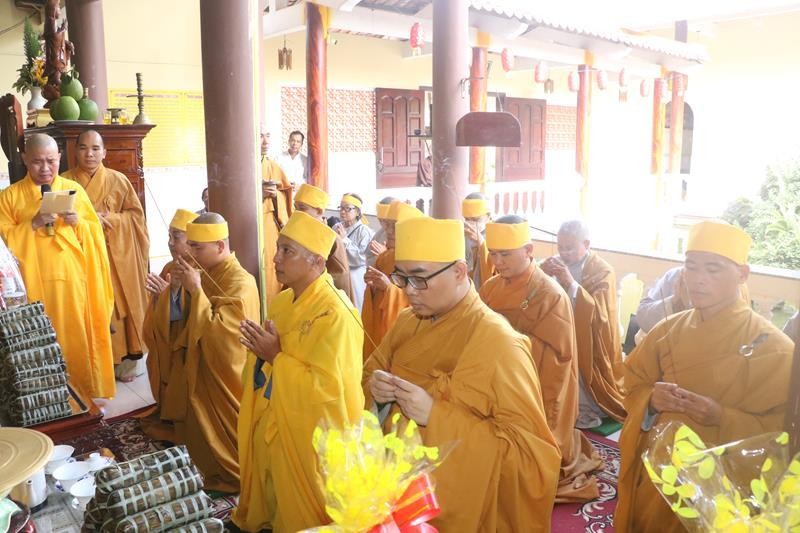 Môn đồ pháp quyến nhất tâm cầu nguyện