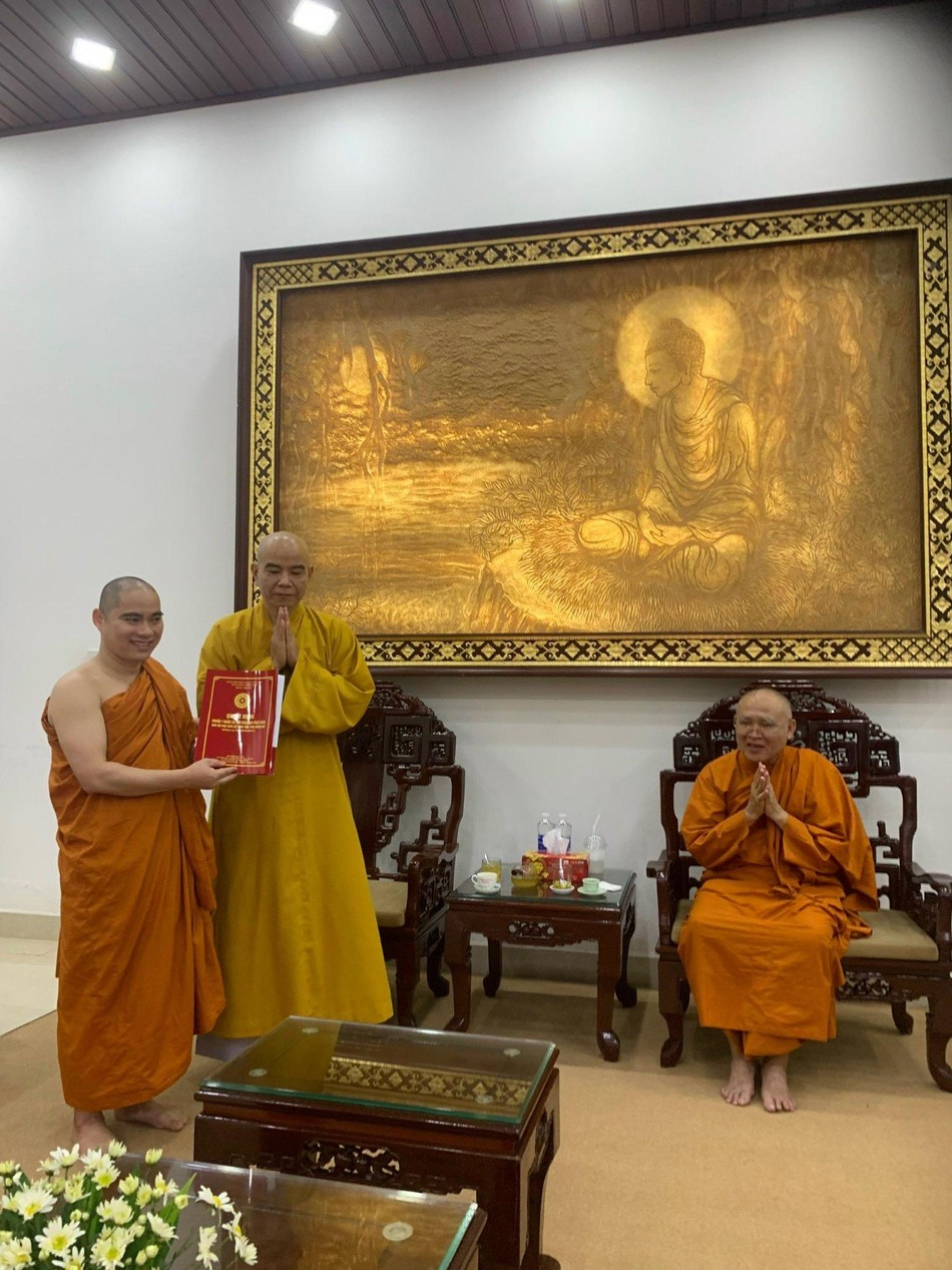 Trao quyết định Ủy viên Thư ký Ban Giáo dục Phật giáo tỉnh Thừa Thiên Huế đến Đại đức Tánh Thuần - Hệ phái Nam tông