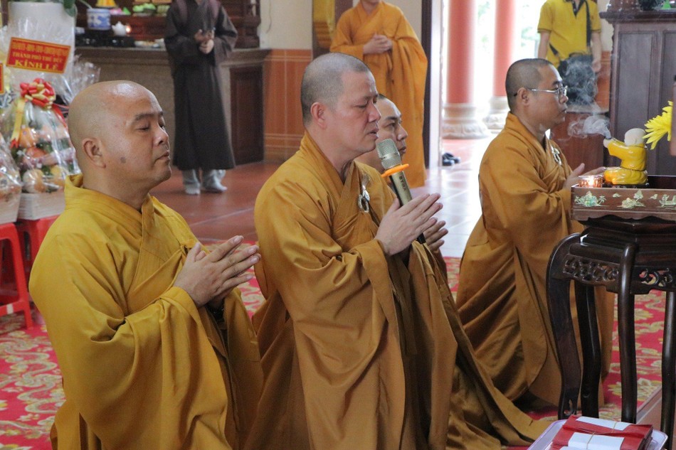 Thượng tọa Thích Huệ Nghiêm đại diện tông môn tổ đình Bửu Thạnh dâng lời tác bạch cúng dường