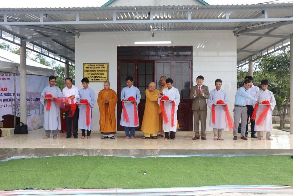 Cắt băng khánh thành nhà máy lọc nước Từ Bi