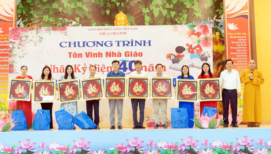 Trao tặng khánh vàng - Ảnh: T.T.M Trao tặng khánh vàng - Ảnh: T.T.M