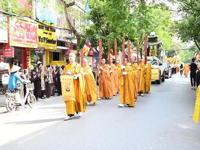 Đoàn rước linh cốt cố Đại lão Hòa thượng về chùa Nam Hải