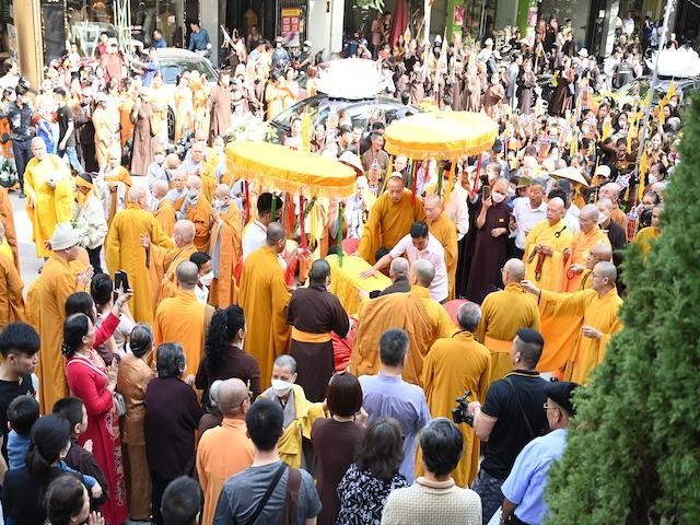 Đông đảo Tăng Ni, Phật tử tham dự buổi lễ