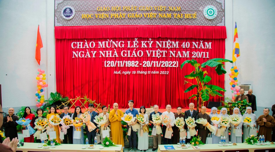 Tặng hoa, quà đến chư vị giáo thọ sư, giảng viên
