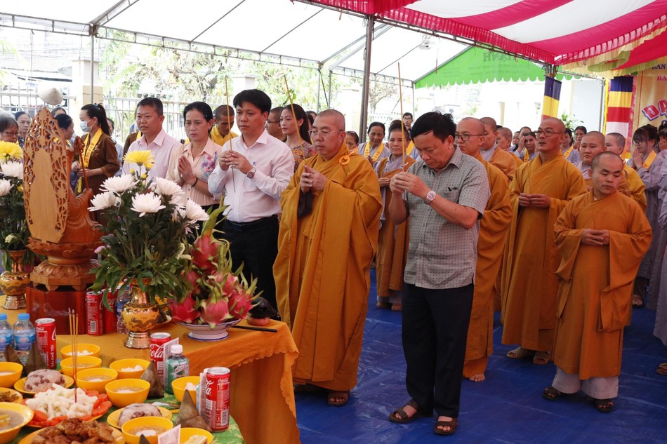 Thắp hương tưởng niệm Thắp hương tưởng niệm