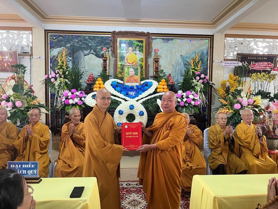 Thượng tọa Thích Thiện Quý, Phó Trưởng ban kiêm Chánh Thư ký Ban Trị sự GHPGVN TP.HCM trao quyết định bổ nhiệm trụ trì tịnh xá Trung Tâm đến Hòa thượng Thích Giác Pháp