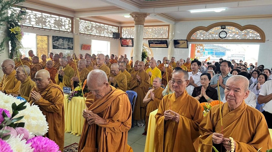 Chư tôn đức thắp hương tưởng niệm