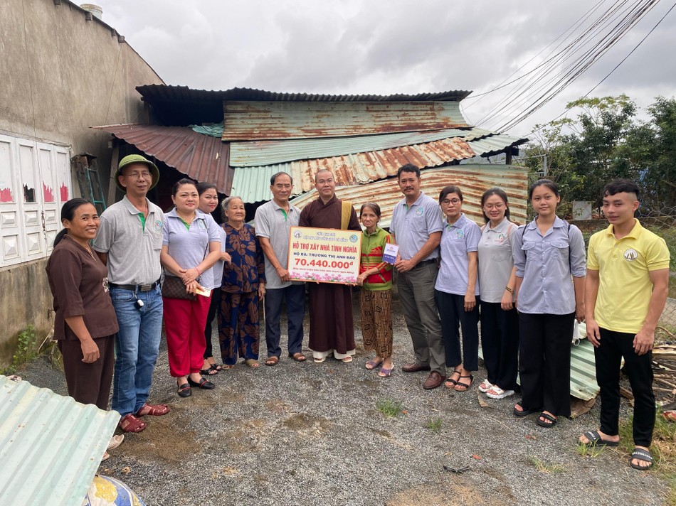 Đại đức Thích Nguyên An cùng Đội Tình nguyện viên máu sống Gia đình Phật tử Đà Nẵng trao kinh phí hỗ trợ xây nhà tình nghĩa Đại đức Thích Nguyên An cùng Đội Tình nguyện viên máu sống Gia đình Phật tử Đà Nẵng trao kinh phí hỗ trợ xây nhà tình nghĩa