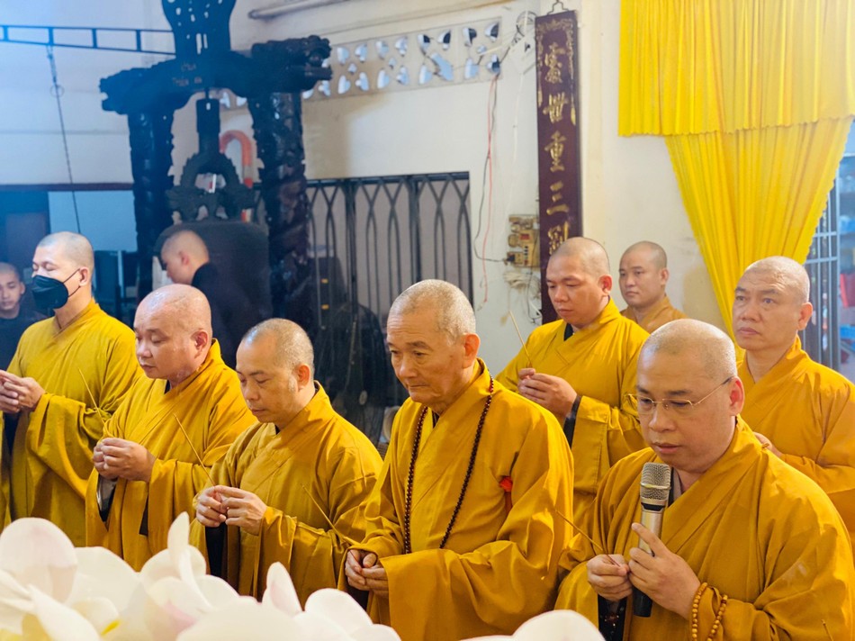 Chư tôn đức thắp hương tưởng niệm Chư tôn đức thắp hương tưởng niệm