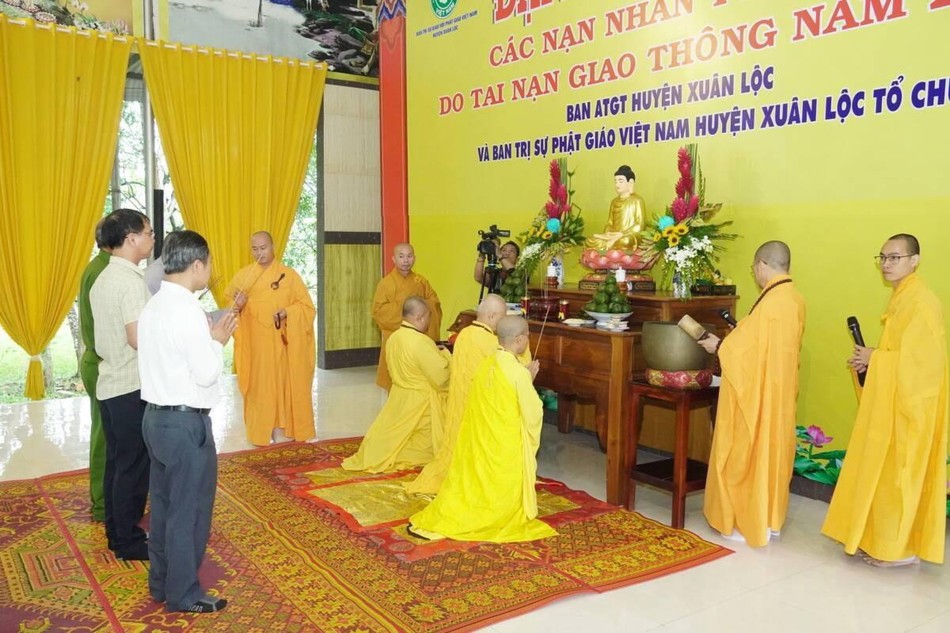 Chư tôn đức niêm hương bạch Phật, cầu nguyện cho các hương linh được siêu thoát Chư tôn đức niêm hương bạch Phật, cầu nguyện cho các hương linh được siêu thoát