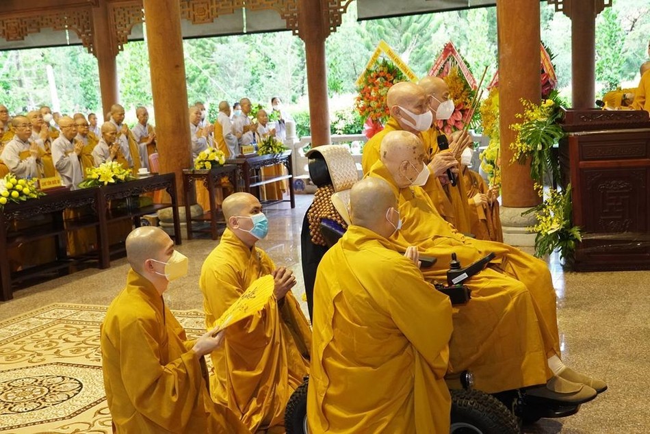 Chư tôn giáo phẩm niêm hương bạch Phật