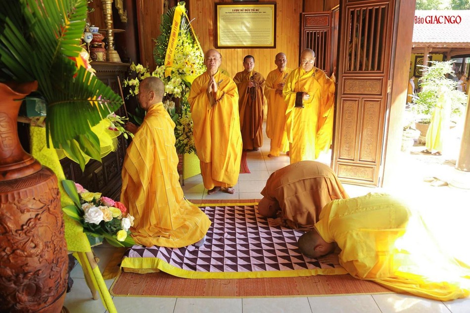 Trưởng lão Hòa thượng Thích Lưu Hòa, Thành viên Hội đồng Chứng minh GHPGVN niêm hương Trưởng lão Hòa thượng Thích Lưu Hòa, Thành viên Hội đồng Chứng minh GHPGVN niêm hương