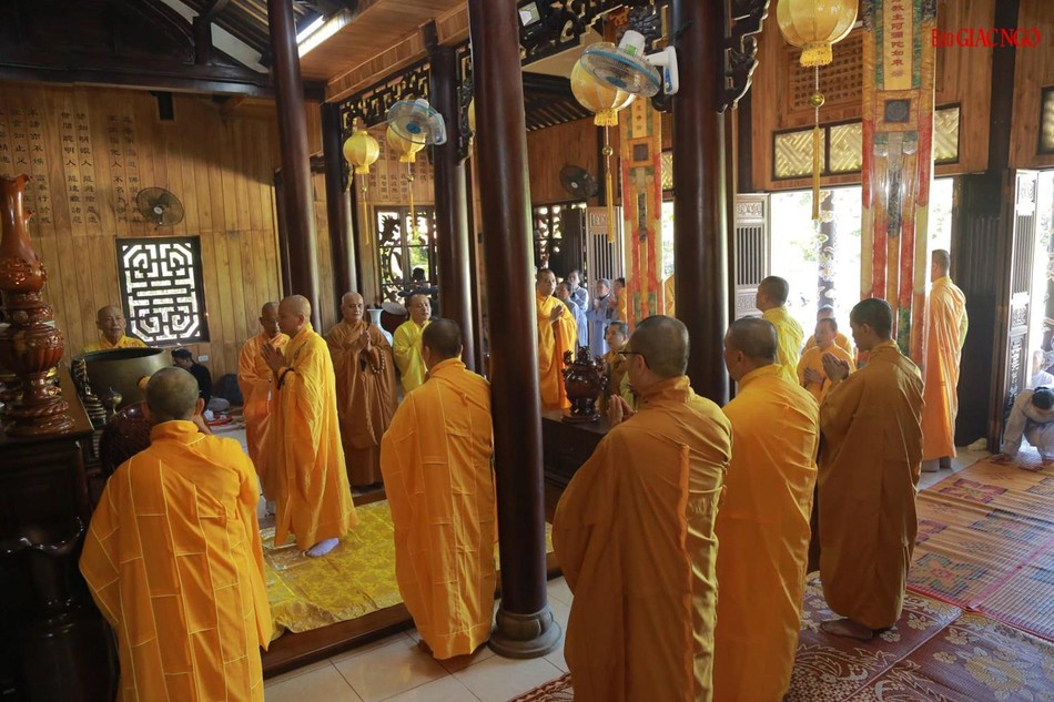 Chư Tăng cử hành lễ cúng ngọ tại chánh điện tổ đình Kim Tiên Chư Tăng cử hành lễ cúng ngọ tại chánh điện tổ đình Kim Tiên