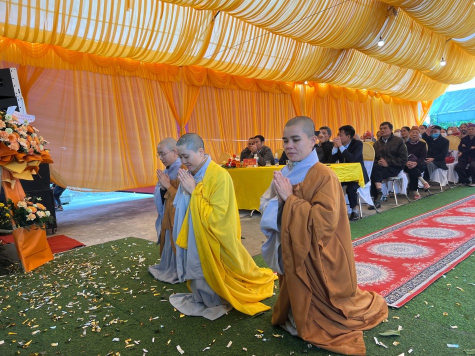 Sư cô Thích nữ Thuần Hạnh, trụ trì chùa Long Diên cùng Ni chúng lắng nghe đạo từ Sư cô Thích nữ Thuần Hạnh, trụ trì chùa Long Diên cùng Ni chúng lắng nghe đạo từ