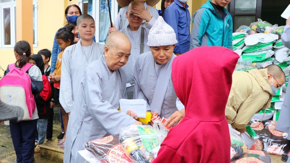 Ni trưởng Thích nữ Giác Trung tận tay trao quà đến người dân Ni trưởng Thích nữ Giác Trung tận tay trao quà đến người dân