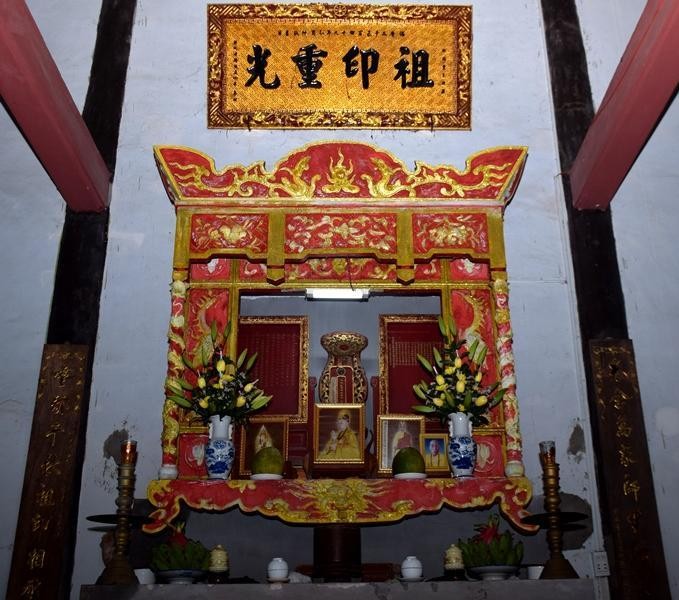 Bàn thờ tổ sư tổ sư Đạo Minh Phổ Tịnh tại tổ đình Sắc tứ Linh Quang Bàn thờ tổ sư tổ sư Đạo Minh Phổ Tịnh tại tổ đình Sắc tứ Linh Quang