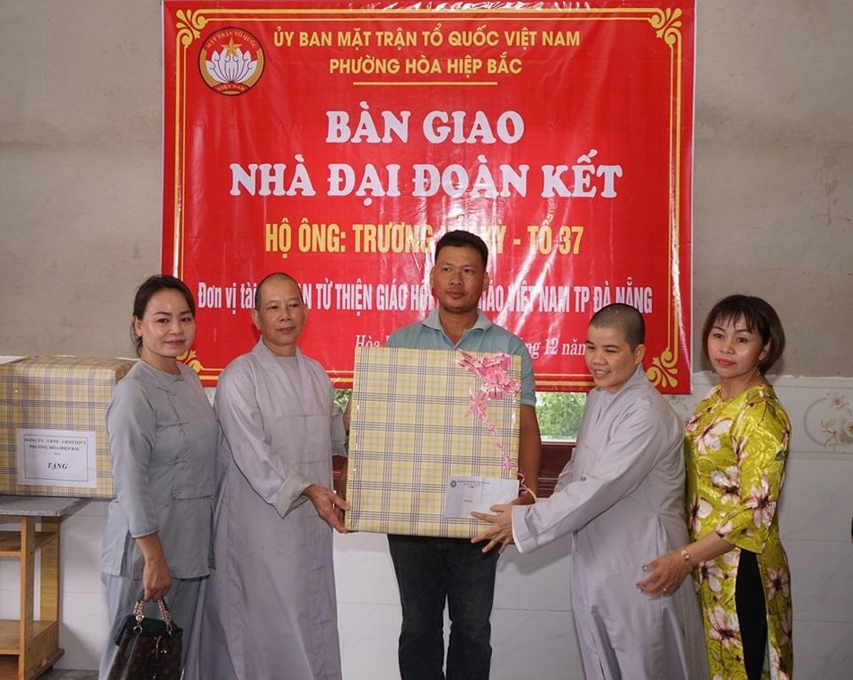 Ông Trương Hải Kỳ nhận quà trong buổi lễ bàn giao nhà đại đoàn kết Ông Trương Hải Kỳ nhận quà trong buổi lễ bàn giao nhà đại đoàn kết