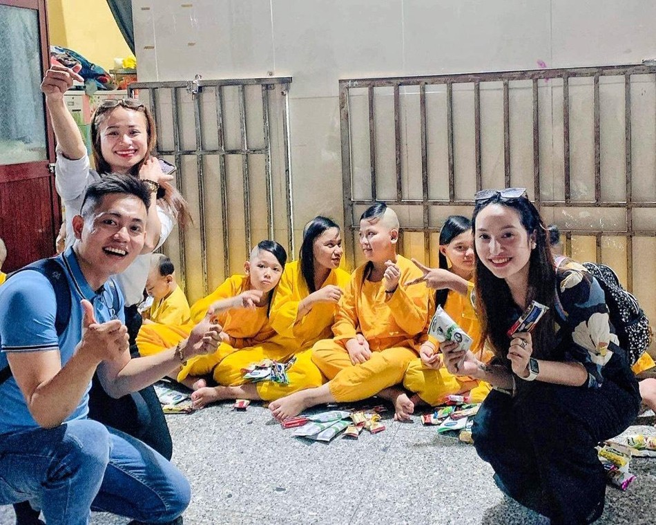 Chia sẻ với các cháu mồ côi được nuôi dưỡng ở chùa Phật Minh - Ảnh: B.L Chia sẻ với các cháu mồ côi được nuôi dưỡng ở chùa Phật Minh - Ảnh: B.L