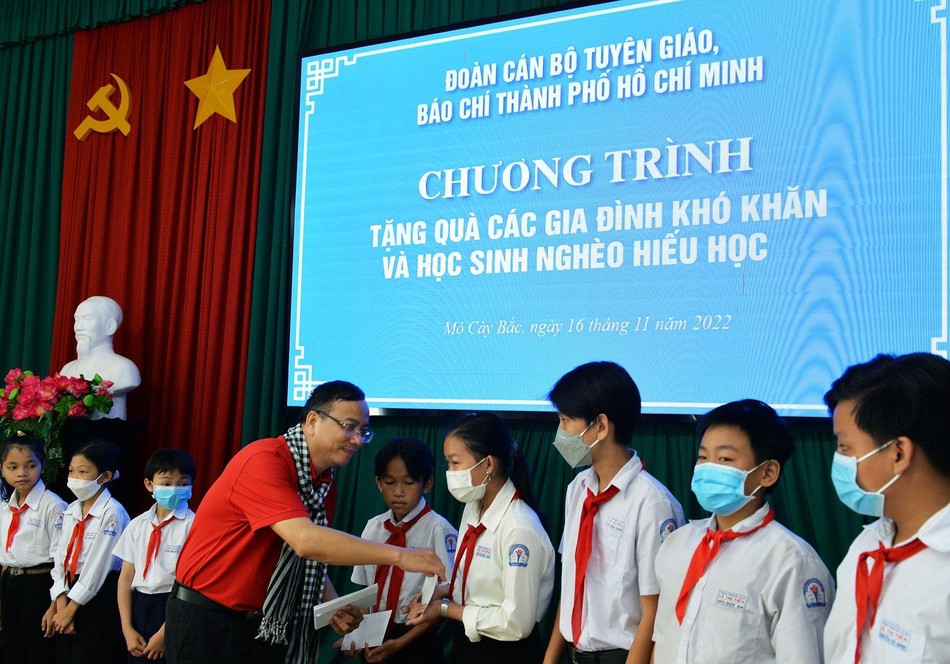 Ông Nguyễn Minh Hải, Trưởng phòng Báo chí - Xuất bản, Ban Tuyên giáo Thành ủy TP.HCM trao tặng quà đến các em học sinh Ông Nguyễn Minh Hải, Trưởng phòng Báo chí - Xuất bản, Ban Tuyên giáo Thành ủy TP.HCM trao tặng quà đến các em học sinh