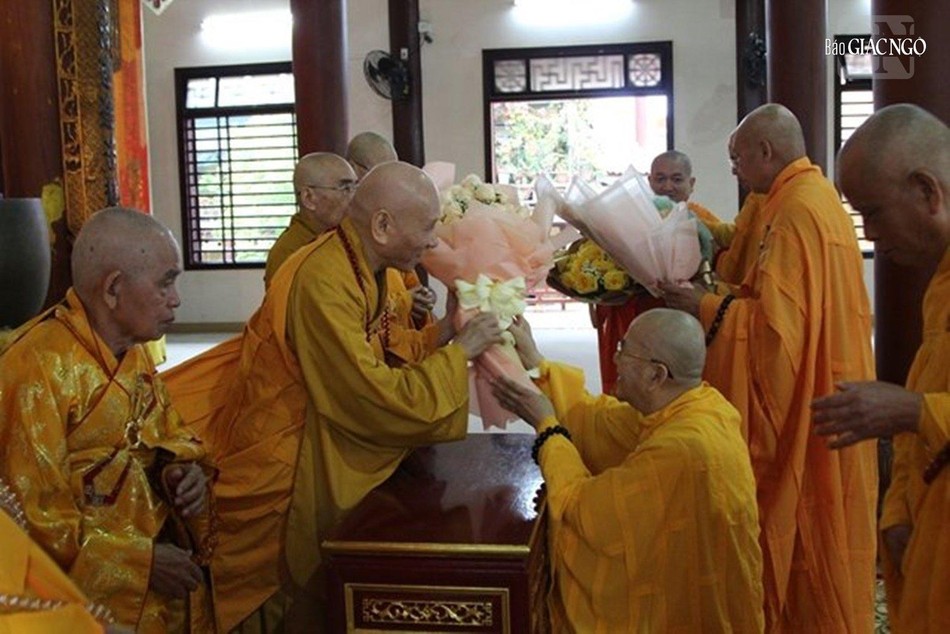 Chư tôn đức dâng hoa khánh chúc