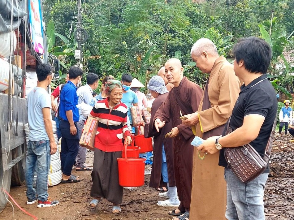 San sẻ yêu thương San sẻ yêu thương