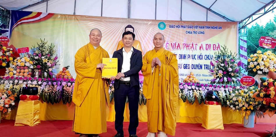 Hòa thượng Thích Thọ Lạc trao quyết định phục hồi chùa Trợ Long Hòa thượng Thích Thọ Lạc trao quyết định phục hồi chùa Trợ Long