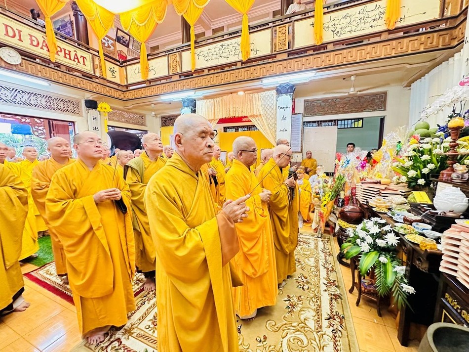 Chư tôn đức niêm hương tưởng niệm