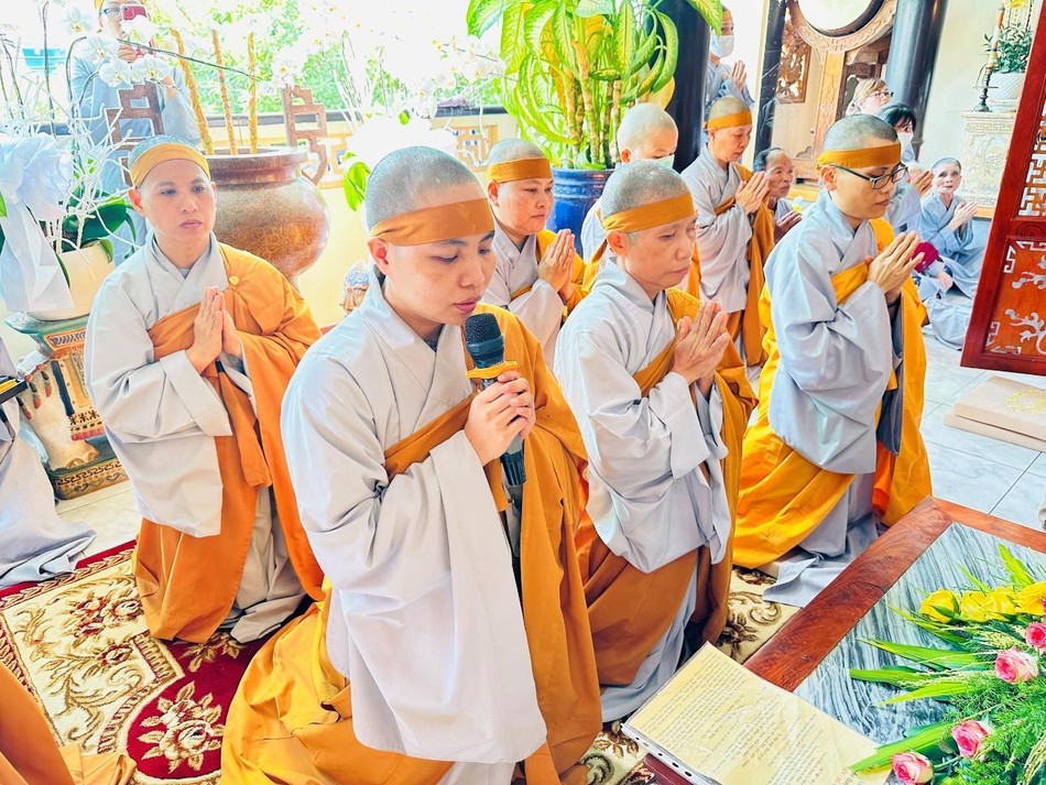 Đại diện môn nhơn pháp quyến dâng lời tưởng niệm ân sư