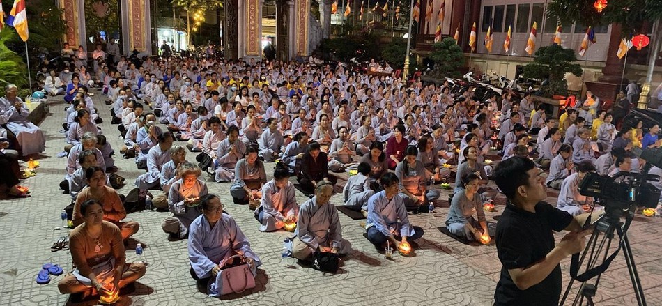 Đông đảo Phật tử vân tập về tổ đình Pháp Hội dự lễ vía Đức Phật A Di Đà Đông đảo Phật tử vân tập về tổ đình Pháp Hội dự lễ vía Đức Phật A Di Đà