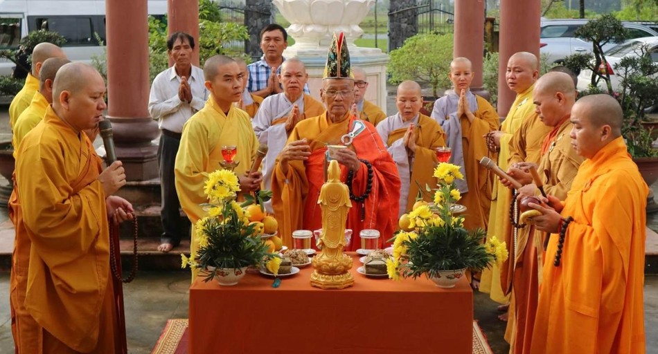 Chư tôn đức Tăng Ni tụng kinh cầu nguyện Chư tôn đức Tăng Ni tụng kinh cầu nguyện